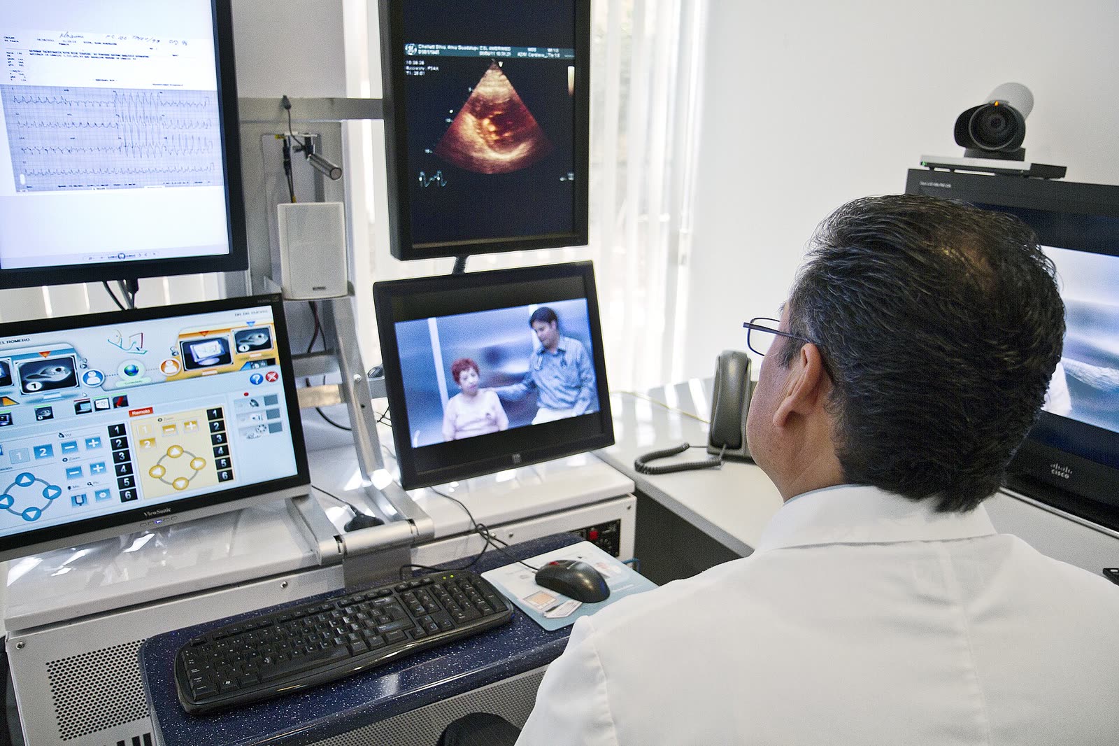 Profissional de saúde realizando uma teleconsulta por vídeo
