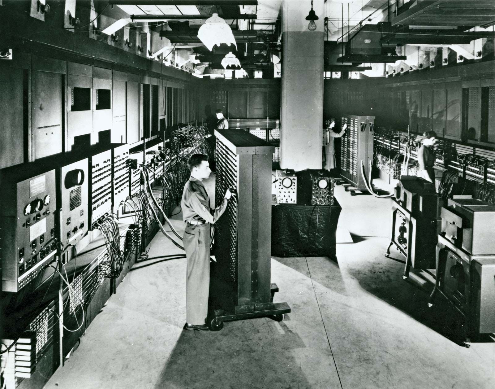 Sala com os painéis do computador Colossus