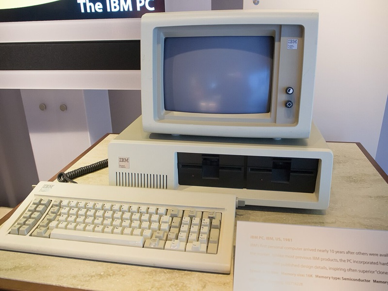 Computador pessoal IBM PC 5150 com monitor e teclado