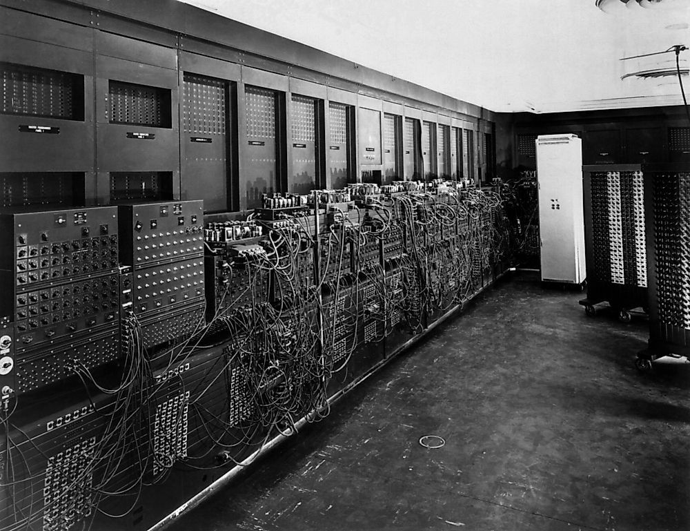 Computador de grande porte ocupando uma sala inteira