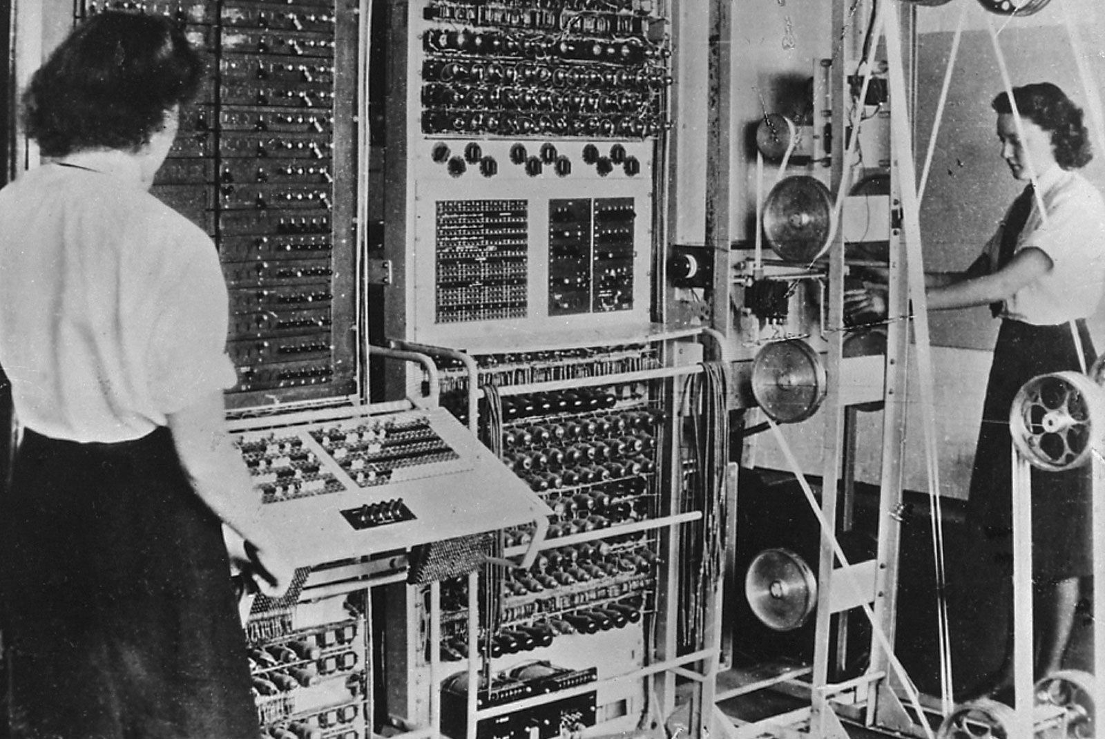 Painéis e operadoras do computador ENIAC