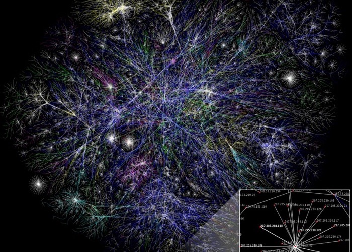 Mapa visual da Internet com milhares de conexões entre redes