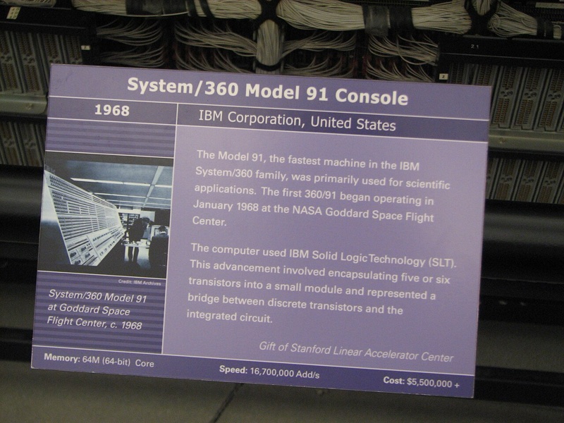 Mainframe IBM System/360 com painéis frontais e unidades de fita magnética