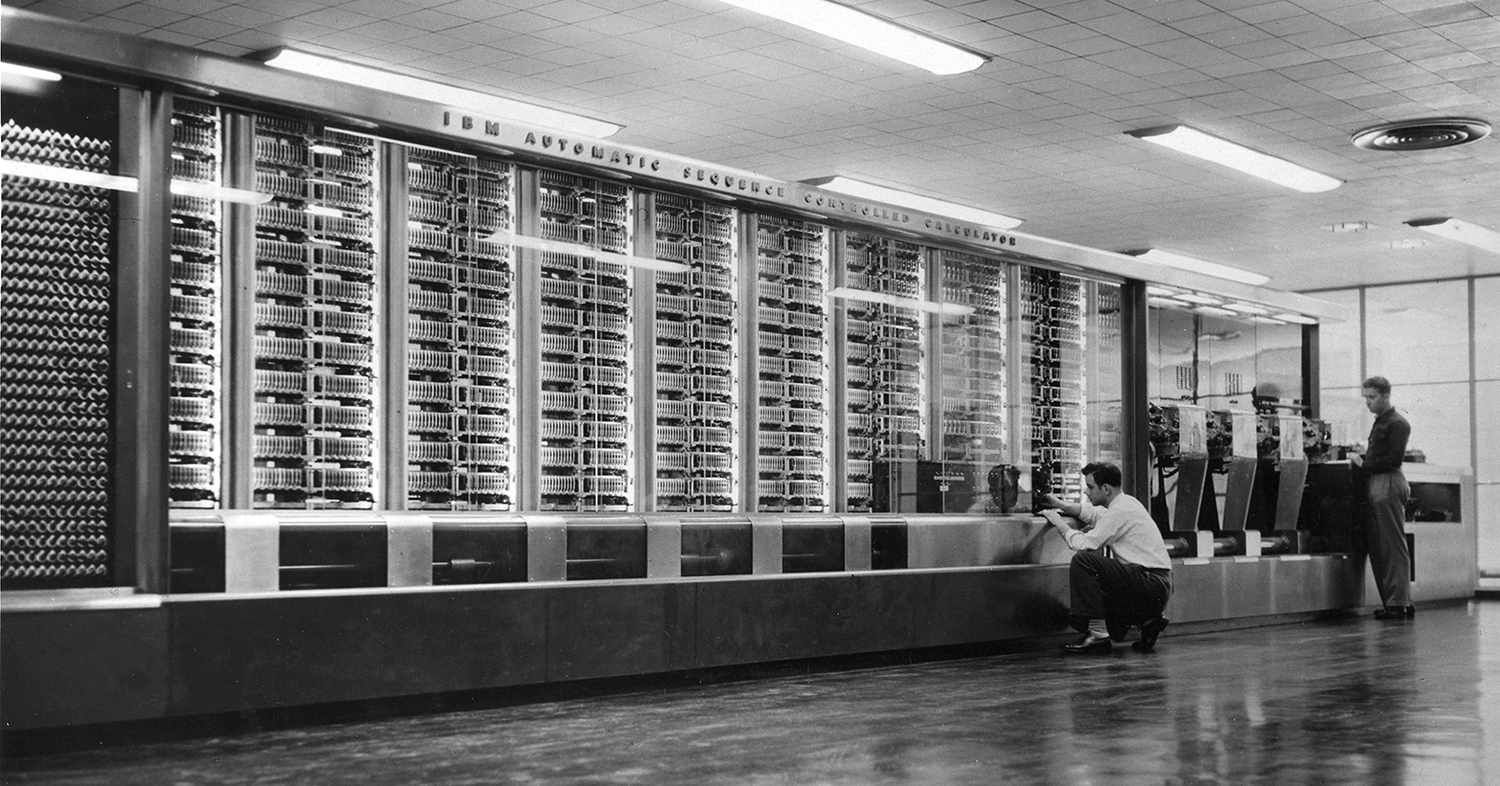 Computador Harvard Mark I, com o rótulo IBM Automatic Sequence Controlled Calculator
