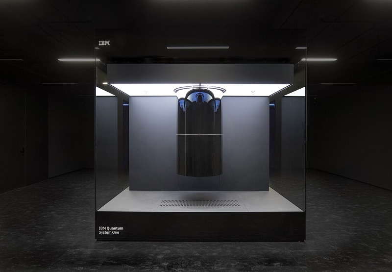 Computador quântico IBM Quantum System One, com estrutura dourada em sala refrigerada
