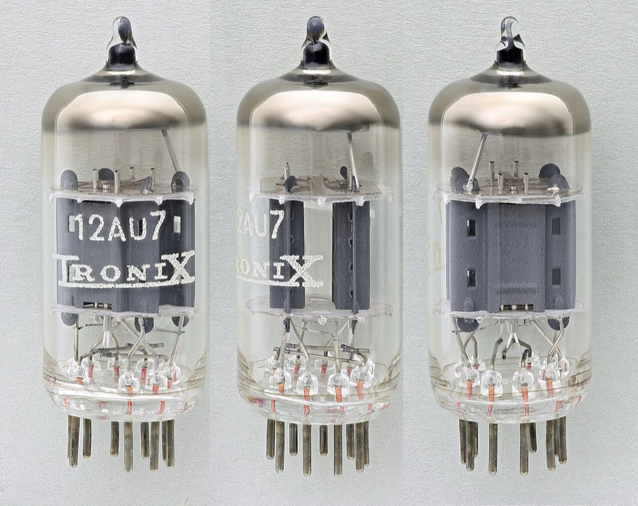 Três válvulas eletrônicas de vidro (modelo 12AU7) sobre fundo claro
